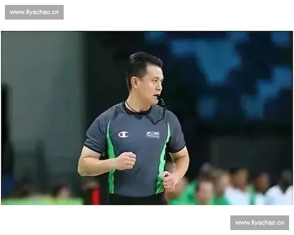 比赛吹哨风波：体育竞技中裁判判罚引发的争议与影响分析